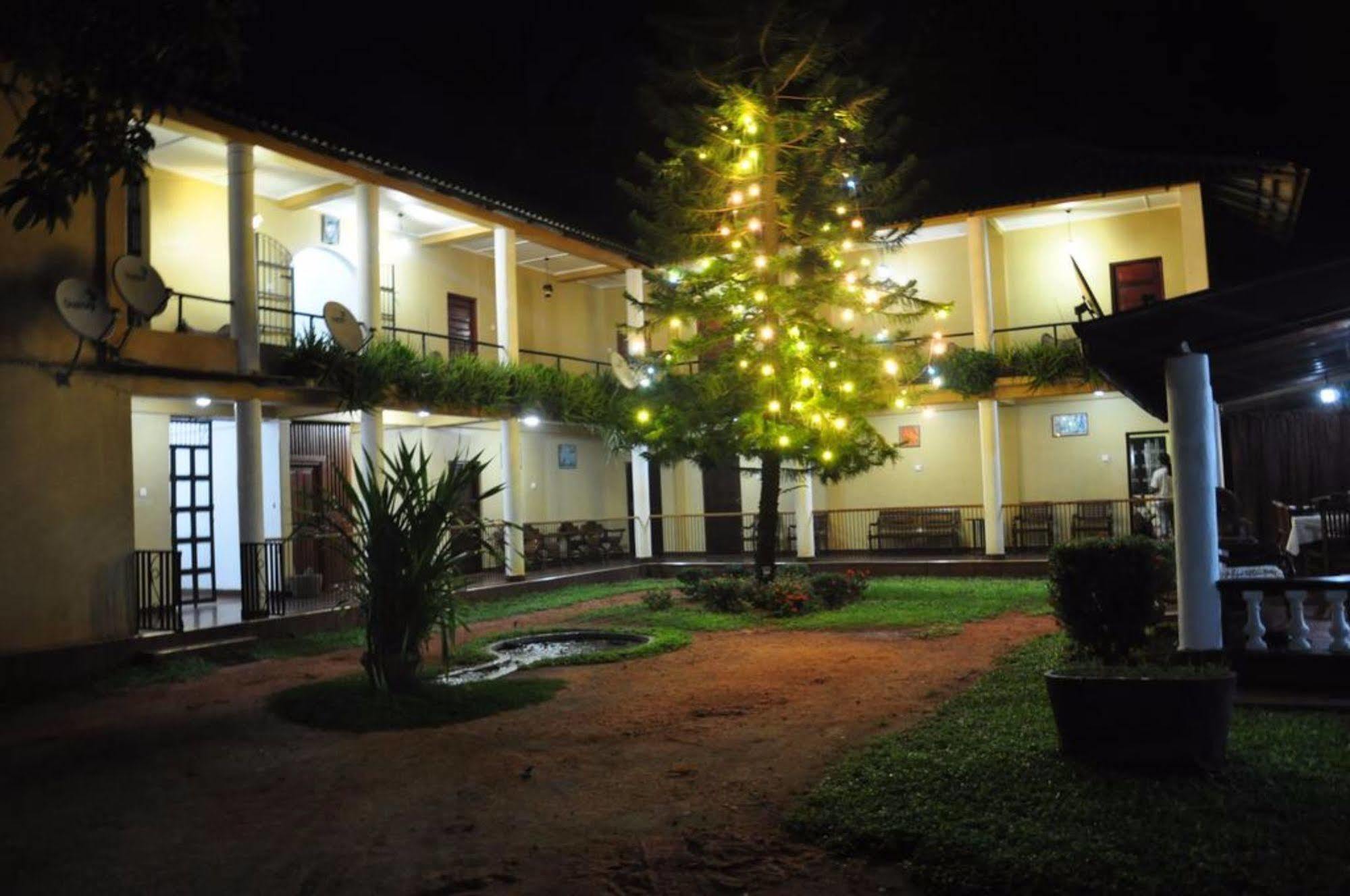 Sujatha Tourist Rest Otel Dambulla Dış mekan fotoğraf
